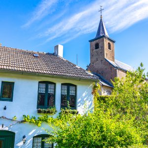 kerk-wahlwiller-met-wit-huis-route-des-vins