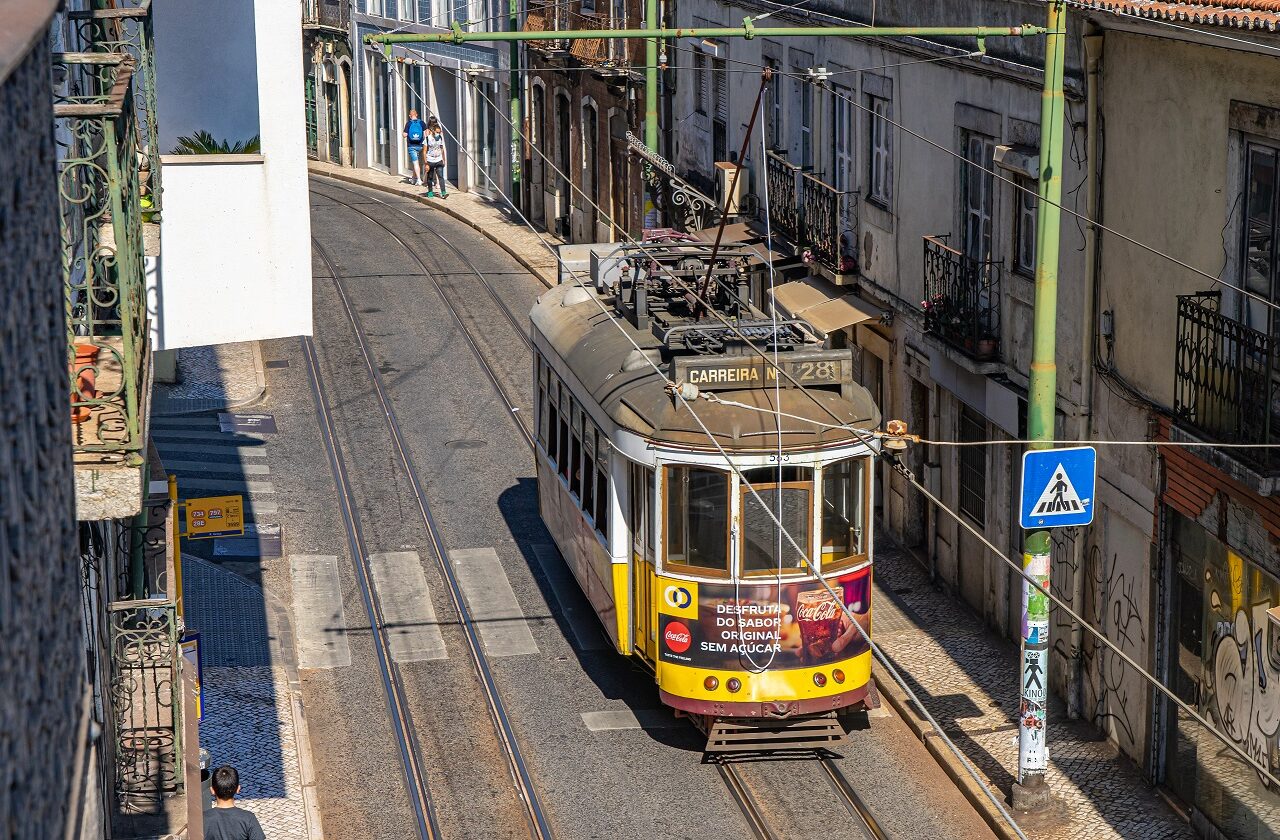 uitzicht-op-tram28-alfama-lissabon