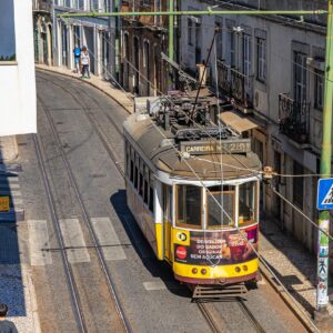 uitzicht-op-tram28-alfama-lissabon