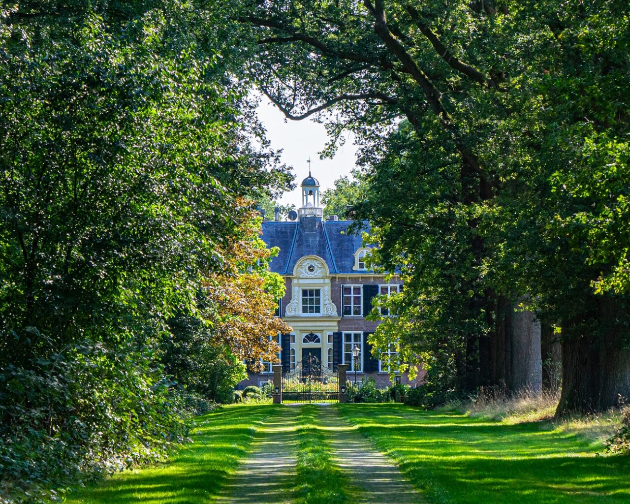 Huize-Onstein-in-de-Achterhoek-vanaf-hek