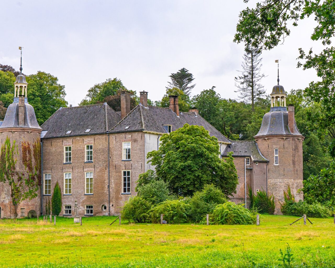 Kasteel-hackfort-tijdens-wandeling-gele-route