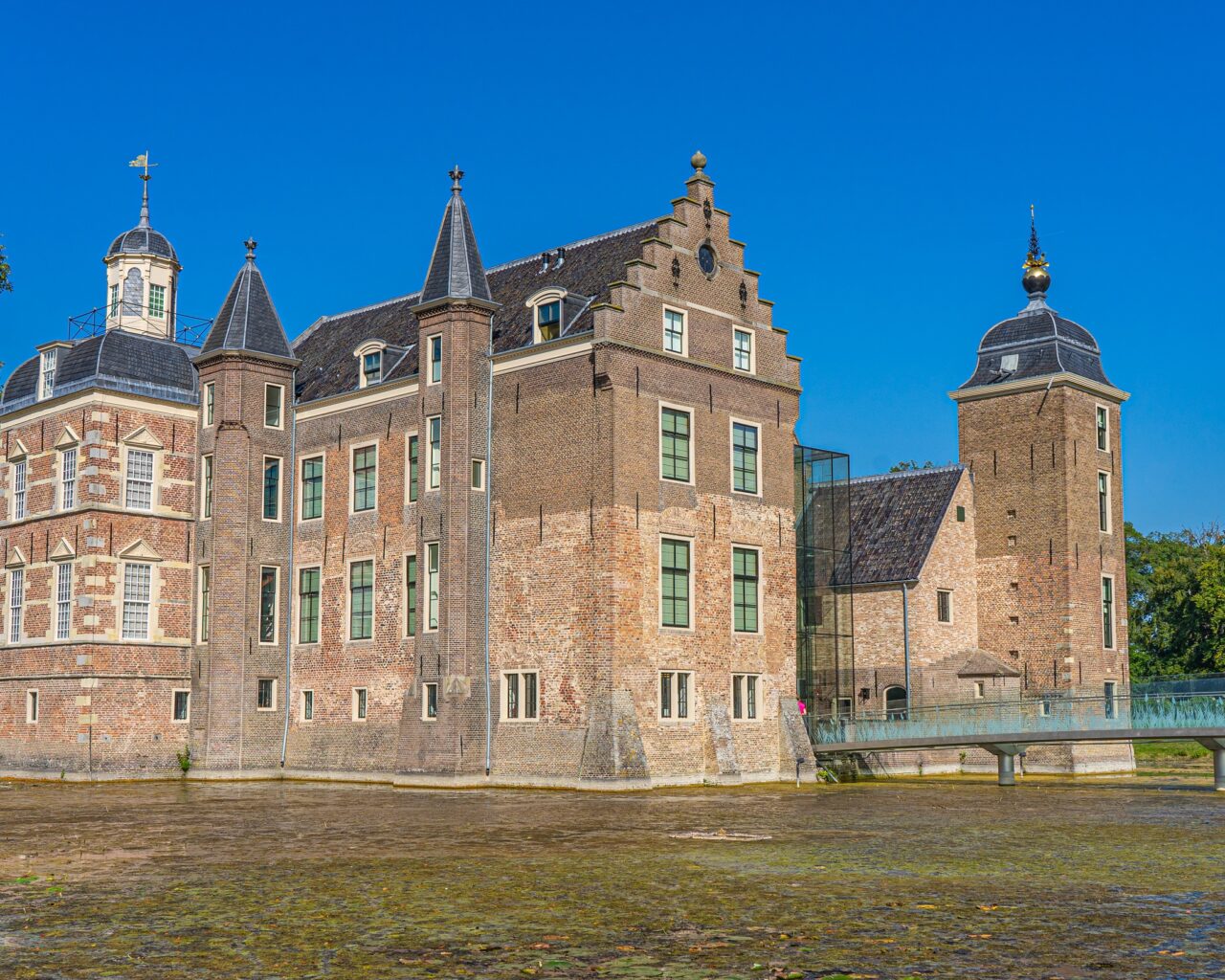 Kasteel-Ruurlo-vanaf-bruggetje-kasteeltuin