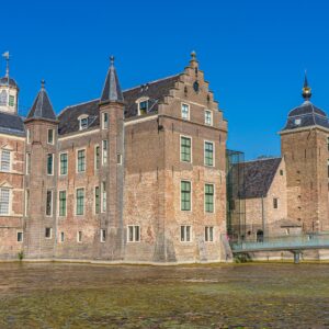 Kasteel-Ruurlo-vanaf-bruggetje-kasteeltuin