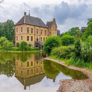Kasteel-Vorden-met-weerspiegeling-in-water