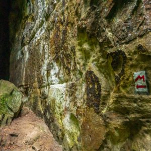 Door-rotsspleten-wandelen-tijdens-Mullerthal-Trail-2