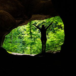 Jessica-silhouet-in-grot-bij-Berdorf