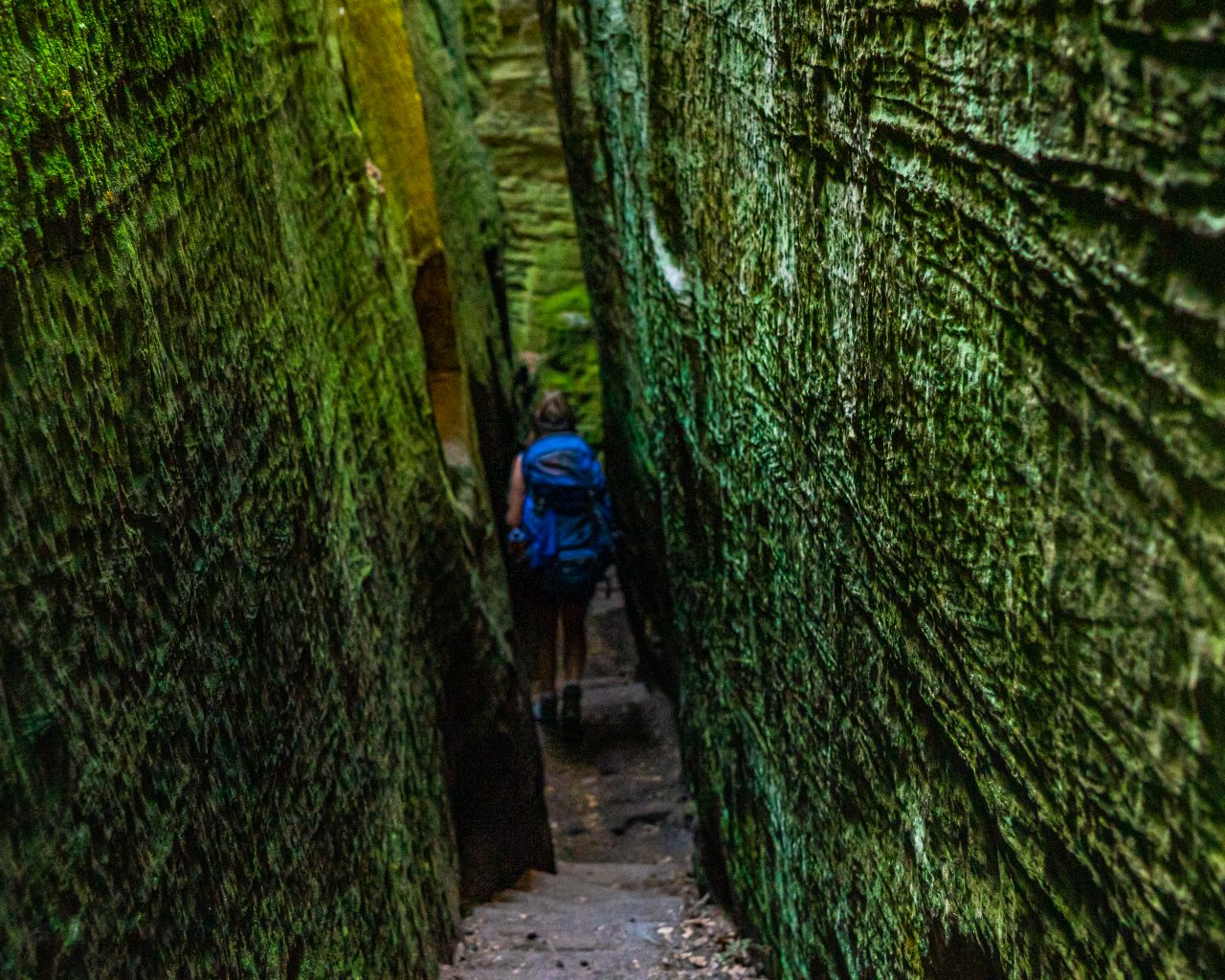 Door-smalle-rotsen-wandelen-Mullerthal