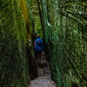 Door-smalle-rotsen-wandelen-Mullerthal