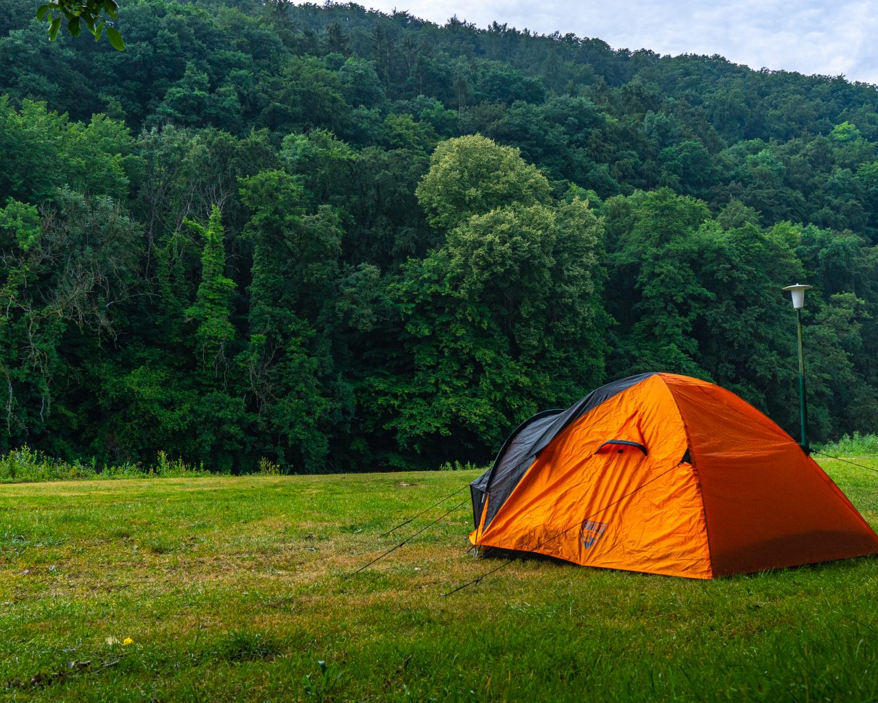 Tent-aan-rivieroever-Sure-camping-Born