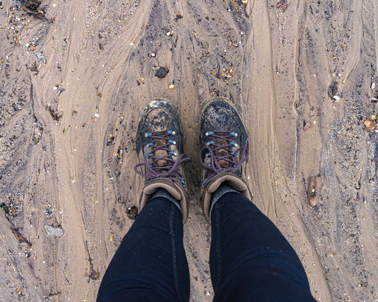 Wandelschoenen-op-zandpad-Pieterpad-etappe-10