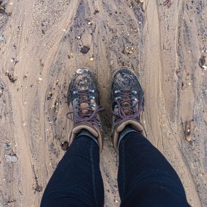 Wandelschoenen-op-zandpad-Pieterpad-etappe-10