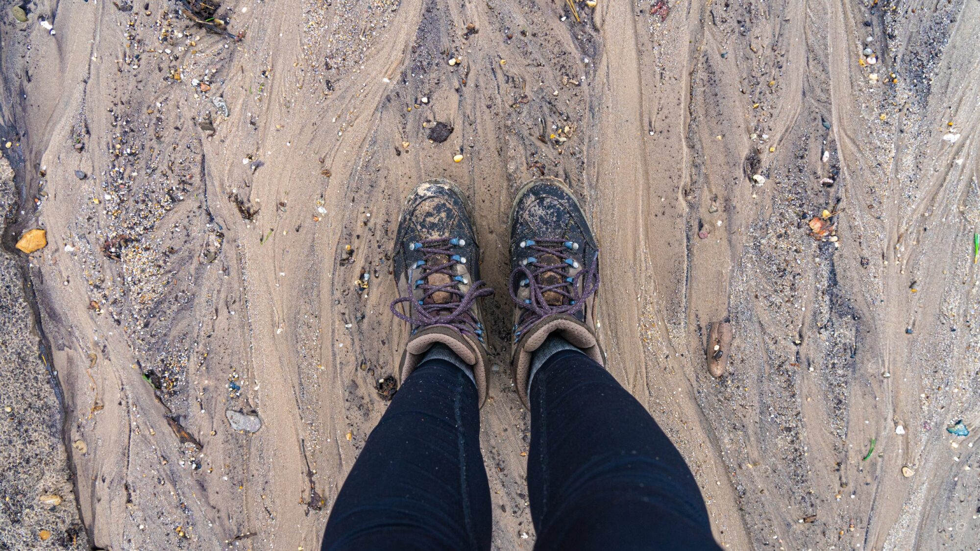 Wandelschoenen-op-zandpad-Pieterpad-etappe-10