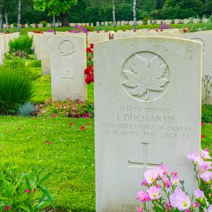 Grafstenen-Canadese-Begraafplaats-Holten