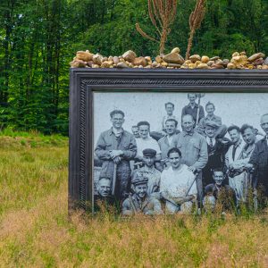 Portret-joodse-mannen-werkkamp-Twilhaar-met-steentjes-erbovenop