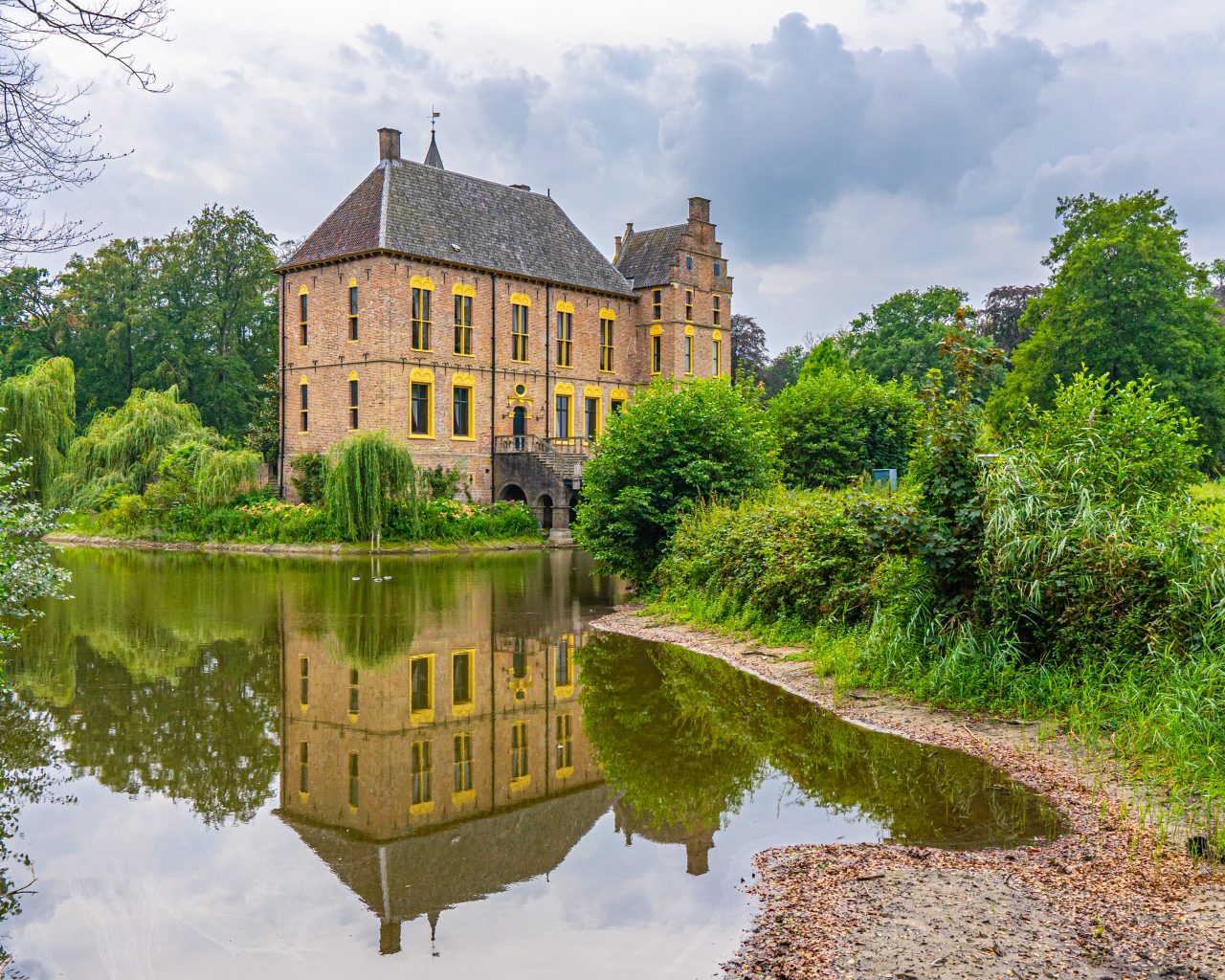 Kasteel-Vorden-met-weerspiegeling-in-water