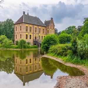 Kasteel-Vorden-met-weerspiegeling-in-water