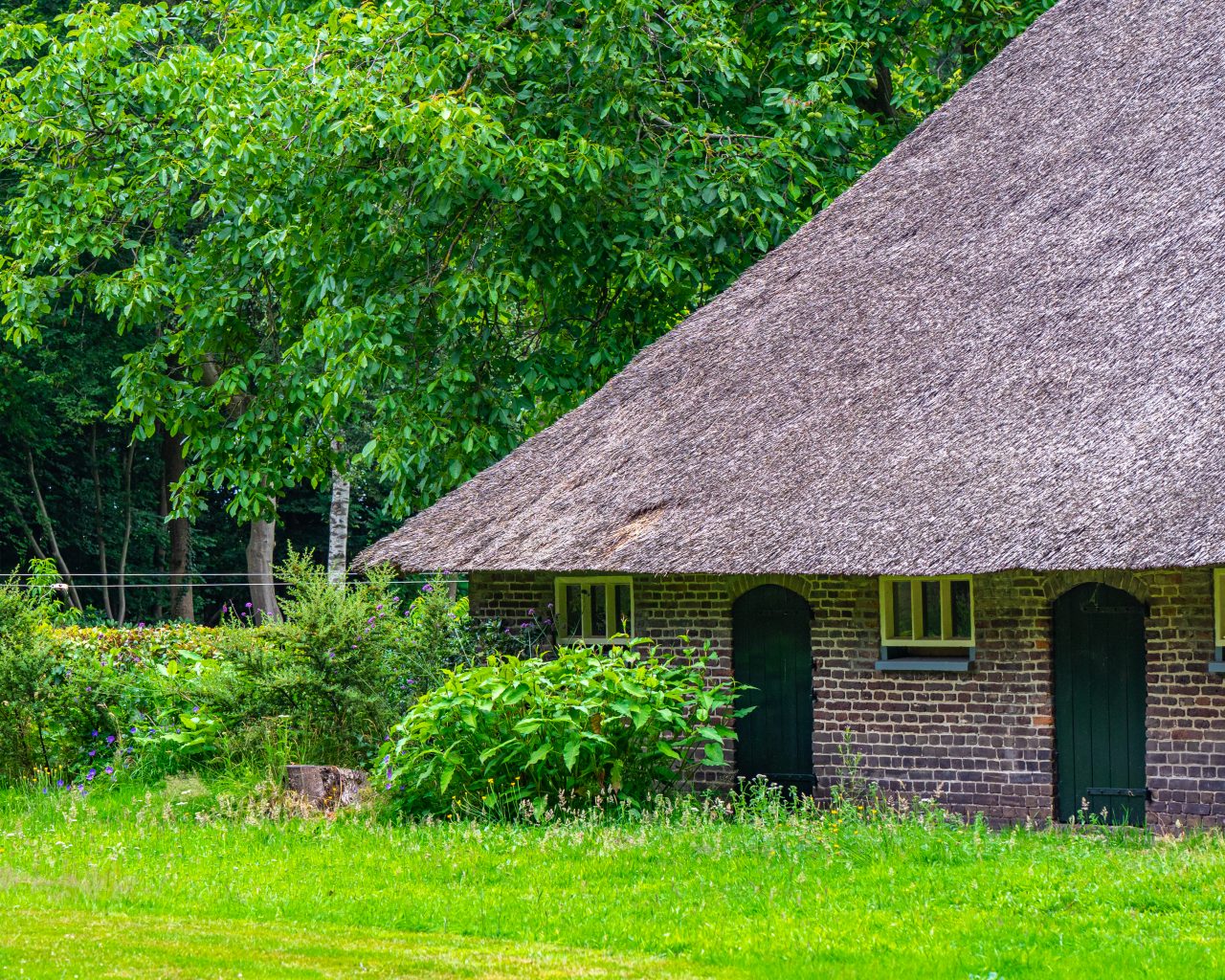 Traditionele-boerderij-met-laag-dak-Pieterpad-etappe-13