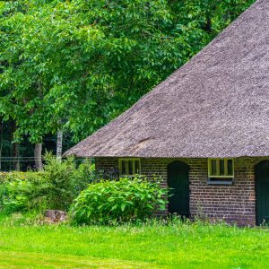Traditionele-boerderij-met-laag-dak-Pieterpad-etappe-13