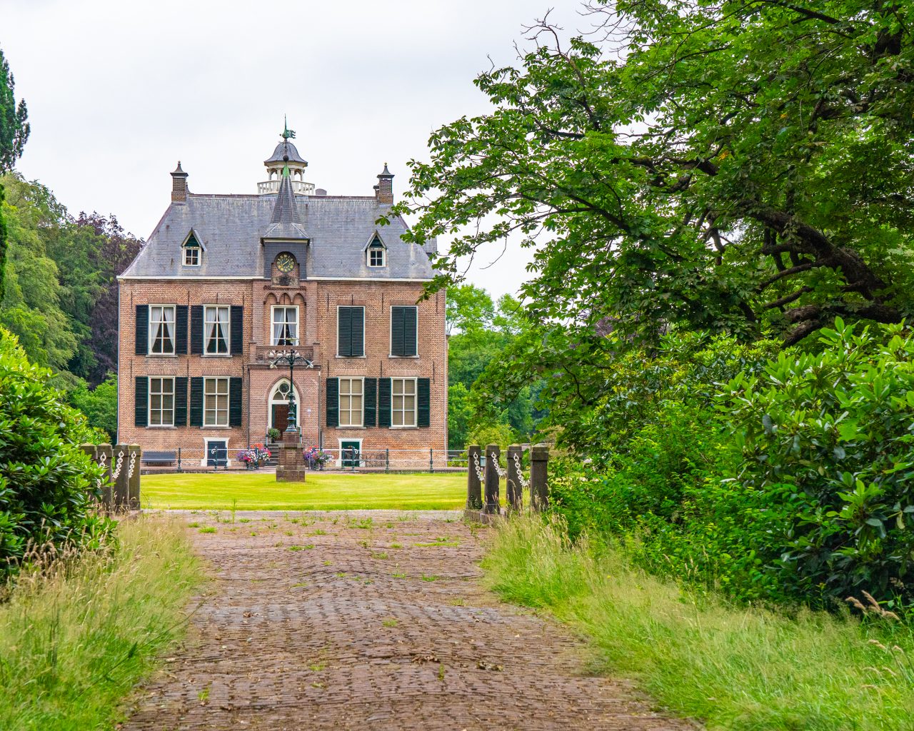 Kasteel-den-bramel-met-oprijlaan-bij-vorden-tijdens-Pieterpad-etappe-13