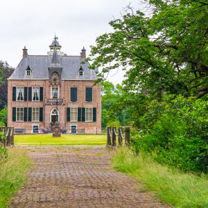 Kasteel-den-bramel-met-oprijlaan-bij-vorden