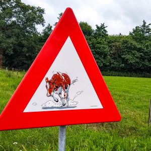 Verkeersbord-met-sticker-koe