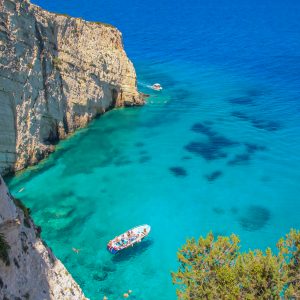 Bootje-in-zee-Zakynthos