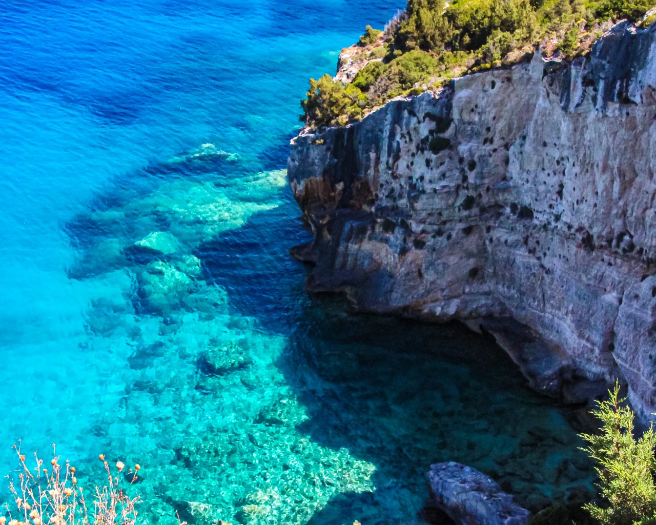 Helder-water-zee-Zakynthos-met-grillige-kust