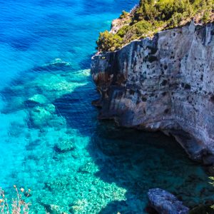 Helder-water-zee-Zakynthos-met-grillige-kust