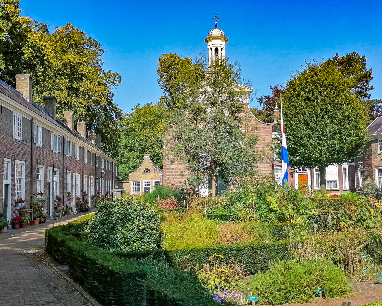 Begijnhof-Breda-moestuin-met-kerk-op-achtergrond