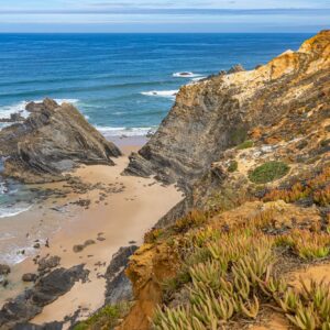 strand-baai-met-kliffen-bij-cavaleiro-alentejo