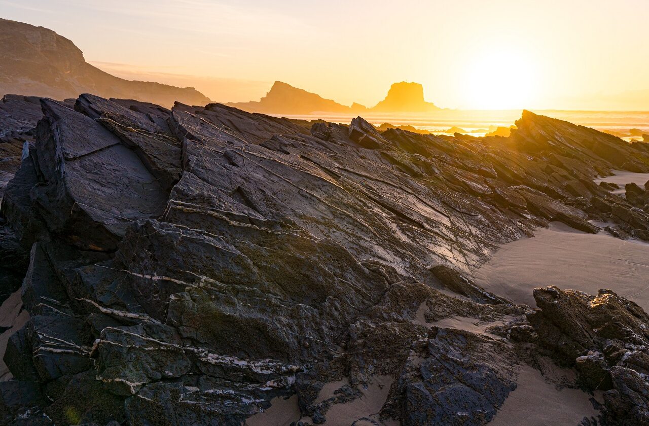 zonsondergang-strand-zambujeira-do-mar-met-rotsen