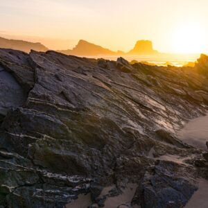 zonsondergang-strand-zambujeira-do-mar-met-rotsen