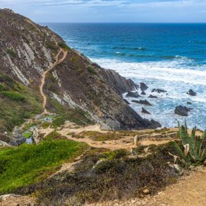 Steil-wandelpad-tijdens-fisherman's-trail-portugal