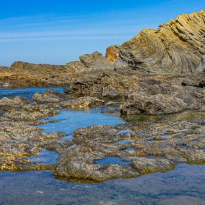 Strand-met-rotsen-tijdens-Fisherman's-Trail