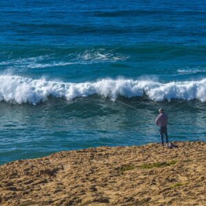 vissers-op-klif-tijdens-fisherman's-trail-in-portugal