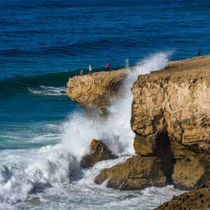 grote-golven-slaan-tegen-klif-fisherman's-trail-in-portugal