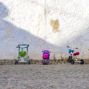 kinderfietsen-in-bordeira-bij-muur