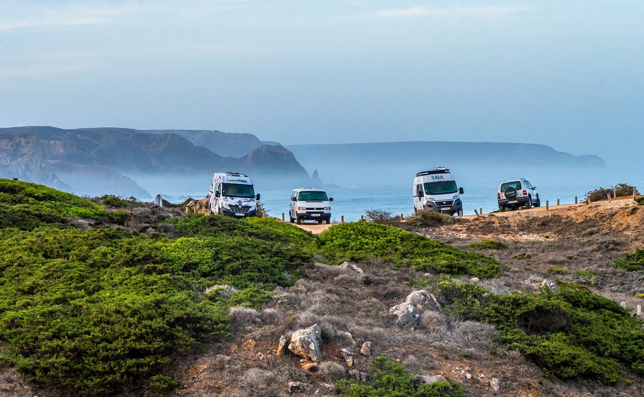 campers-bij-praia-do-amado-tijdens-fisherman's-trail-in-portugal