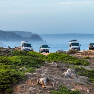campers-bij-praia-do-amado-tijdens-fisherman's-trail-in-portugal