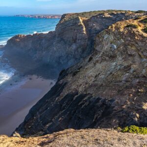 uitzicht-op-strand-bij-praia-do-amado-fisherman's-trail