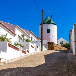 straatje-in-vila-do-bispo-portugal