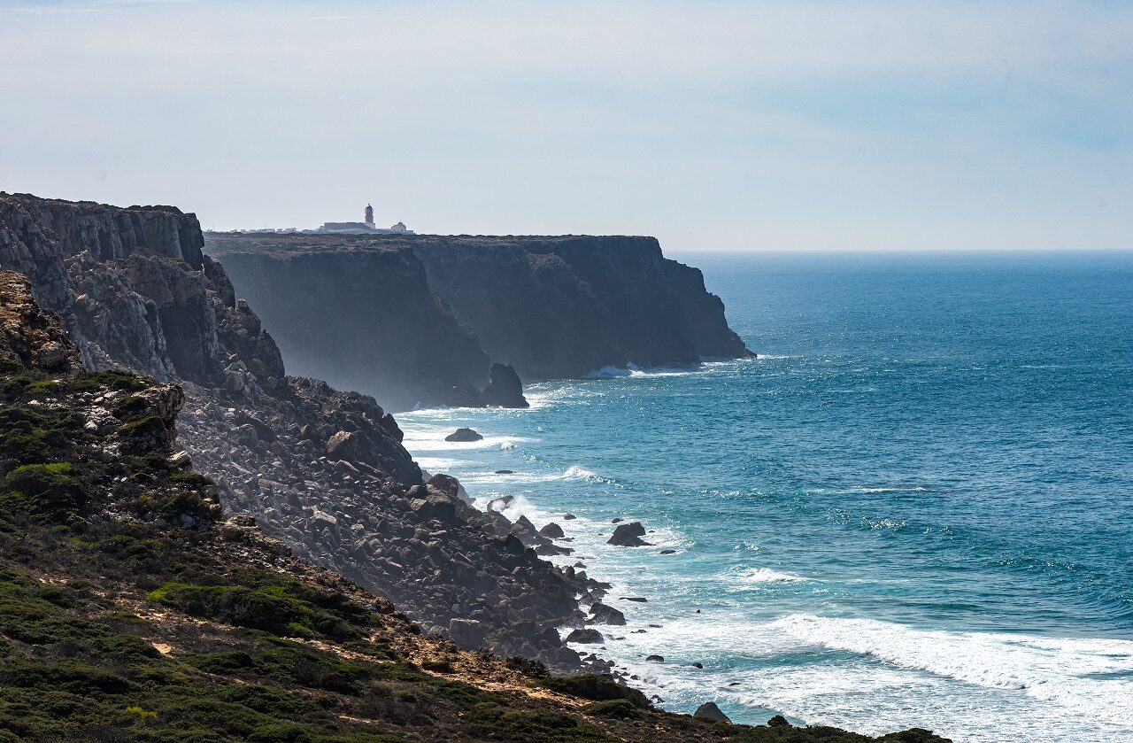 uitzicht-op-kliffen-en-vuurtoren-cabo-de-sao-vicente