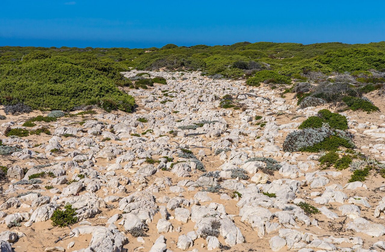 verschrikkelijk-wandelpad-met-rotsen-en-zand-portugal