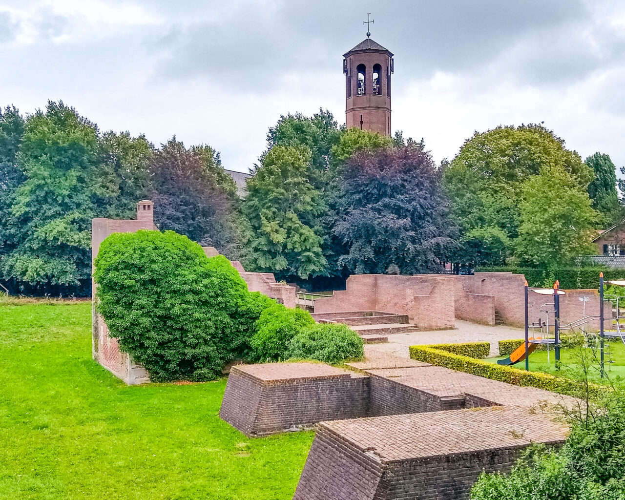 Kasteelruines-Heusden-vestingstad-wandeltochten-brabant