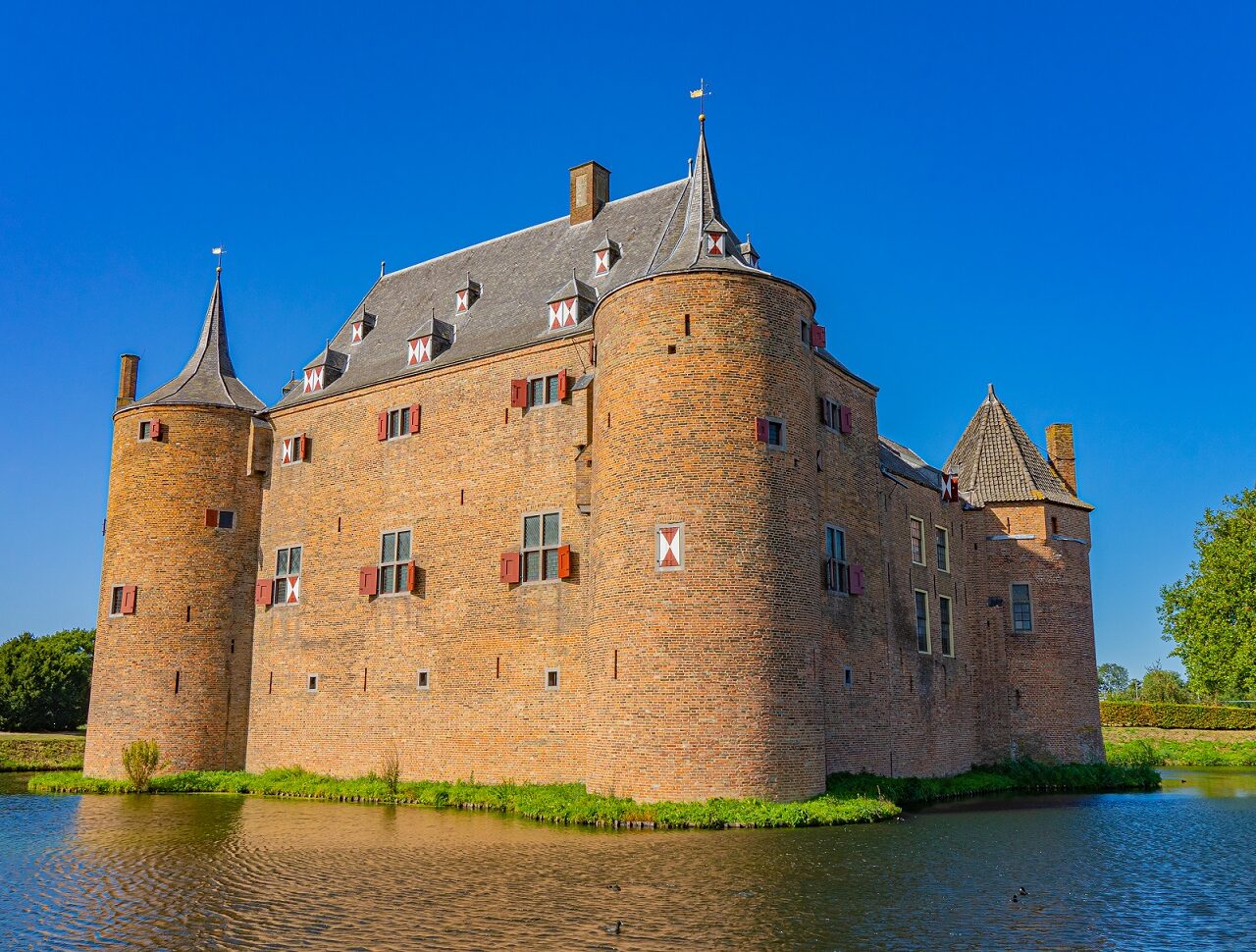 kasteel-ammersoyen-met-gracht