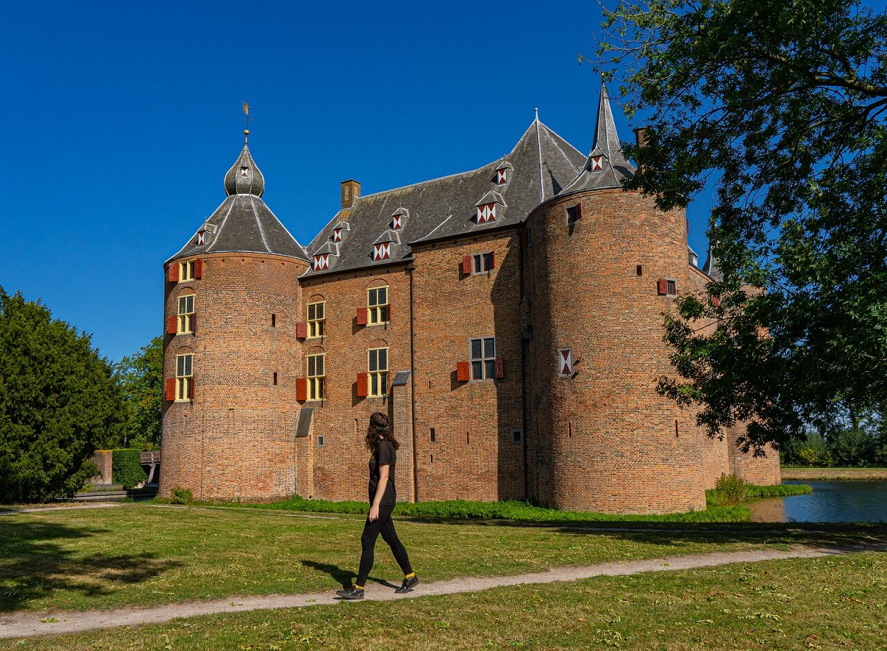 Jessica-met-kasteel-ammersoyen-op-achtergrond