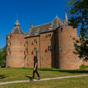 Jessica-met-kasteel-ammersoyen-op-achtergrond