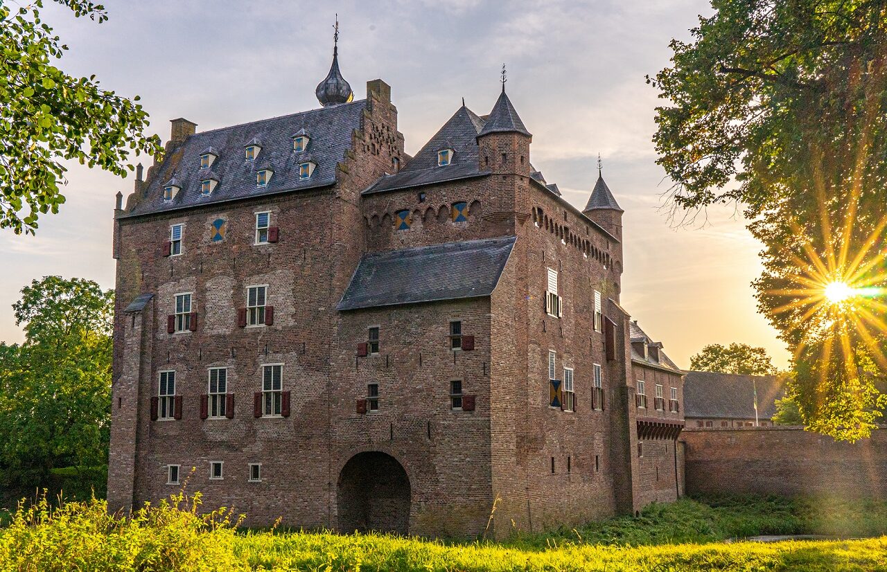 kasteel-doorwerth-tijdens-zonsondergang