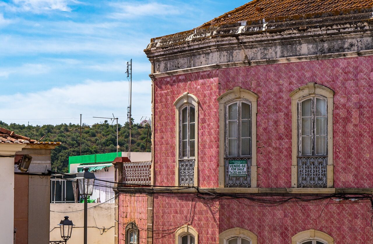 Gebouw-met-roze-azulejos-Silves