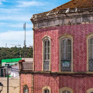 Gebouw-met-roze-azulejos-Silves
